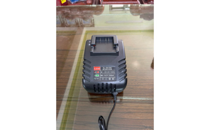sạc dùng cho pin 18V Dongcheng dca