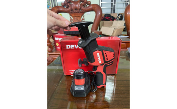 Cưa kiếm dùng pin 12V DEVON 5851-Li-12 chính hãng
